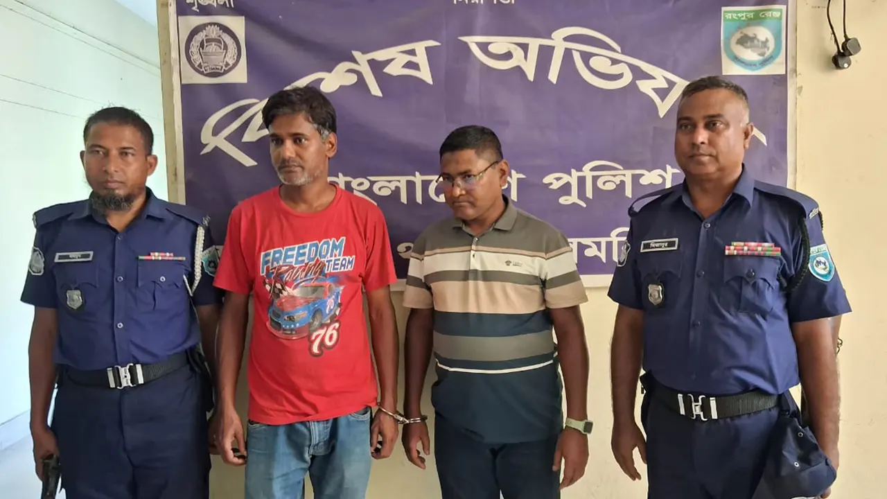 লালমনিরহাটের হাতীবান্ধায় দুই ভুয়া মেজর আটক। ছবি : কালবেলা