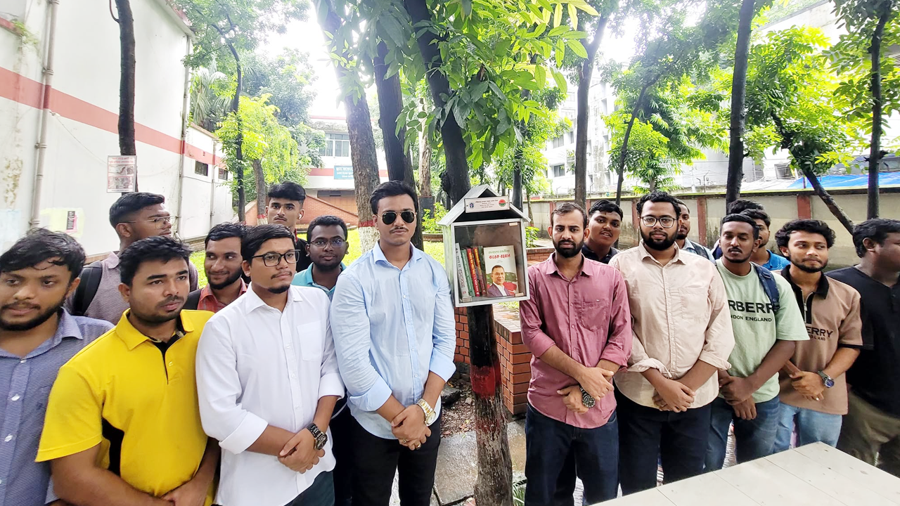 ঢাকা কলেজের মুক্তমঞ্চ প্রাঙ্গণে পাঠাগারের আনুষ্ঠানিক উদ্বোধন করা হয়। ছবি : কালবেলা