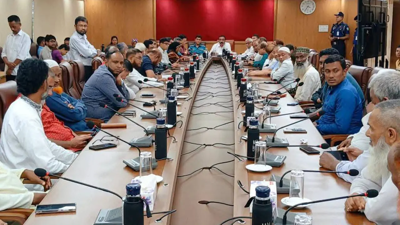 সিলেট বিভাগীয় কমিশনারের সঙ্গে শ্রমিক নেতাদের সভায় সাবেক মেয়র আরিফুল হক চৌধুরী ও জেলা প্রশাসক মুহাম্মদ শের মাহবুব মুরাদসহ অন্যরা। ছবি : কালবেলা