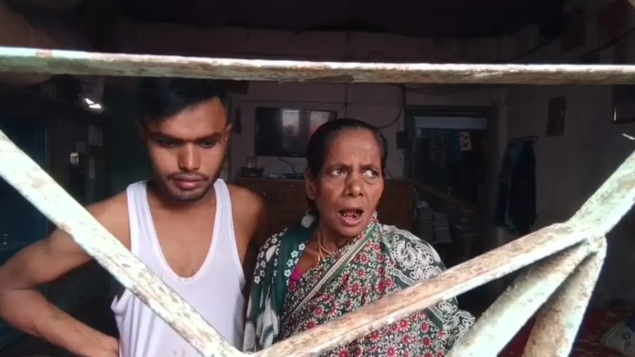 সুনামগঞ্জে বাসাভাড়া দিতে দেরি হওয়ায় ভাড়াটিয়া এক পরিবারকে বাইরে থেকে তালাবদ্ধ করে রাখেন মালিক। ছবি : কালবেলা
