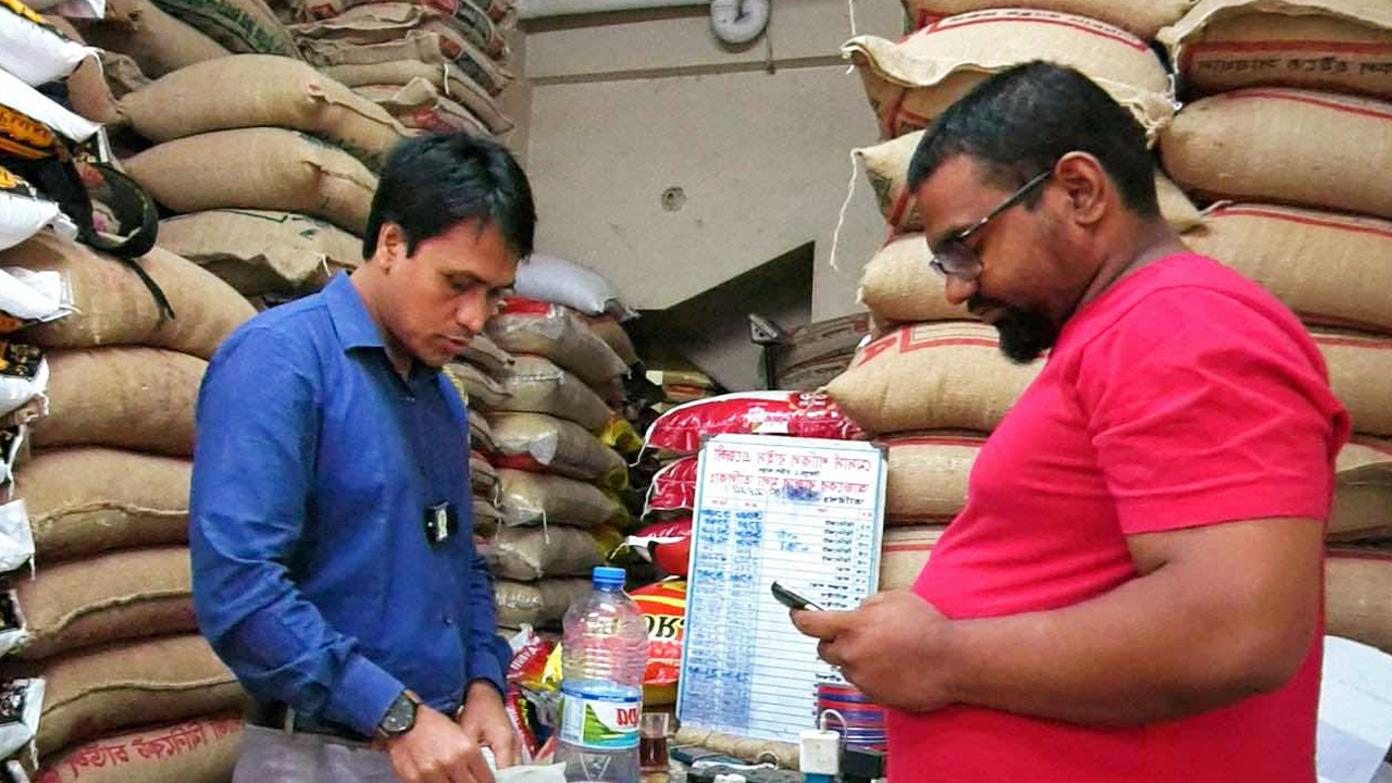 চালের দোকান তদারকি করছেন জাতীয় ভোক্তা অধিকার সংরক্ষণ অধিদপ্তরের কর্মকর্তারা। ছবি : কালবেলা
