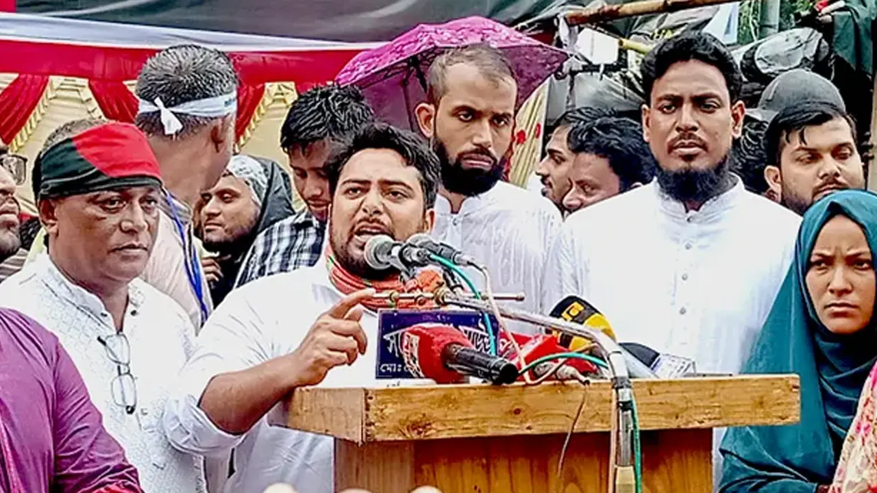 চুয়াডাঙ্গায় পথসভায় বক্তব্য দেন নাহিদ ইসলাম। ছবি : কালবেলা