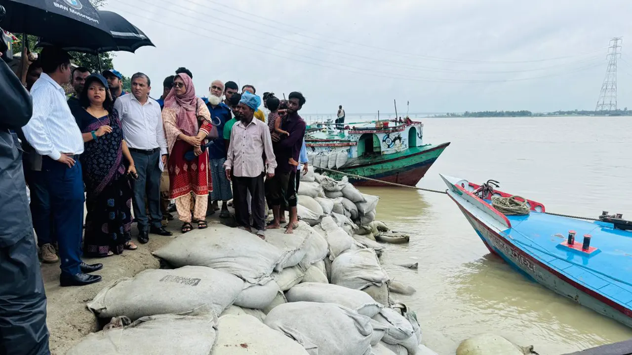 পদ্মা সেতু প্রকল্প রক্ষা বাঁধে ভাঙন ঠেকাতে জিও ব্যাগ ফেলেছে পাউবো। ছবি : কালবেলা
