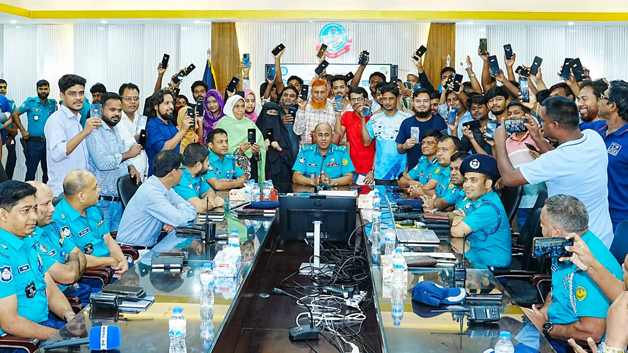 রাজশাহী মেট্রোপলিটন পুলিশের (আরএমপি) সহায়তায় গত জুন মাসে উদ্ধারকৃত ১৪৫টি মোবাইল ফোন প্রকৃত মালিকের কাছে হস্তান্তর করা হয়েছে। ছবি : কালবেলা