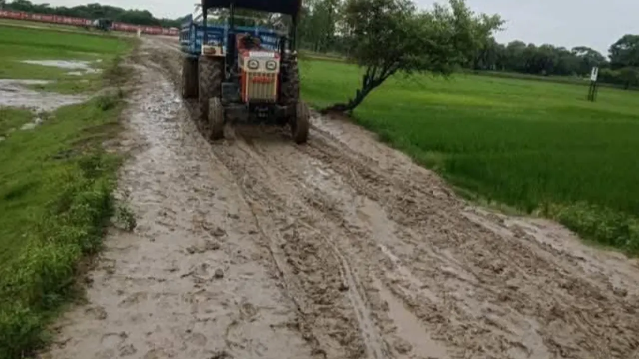 বর্ষা এলেই কাদামাটিতে একাকার হয়ে যায় রাস্তাটি। ছবি : কালবেলা