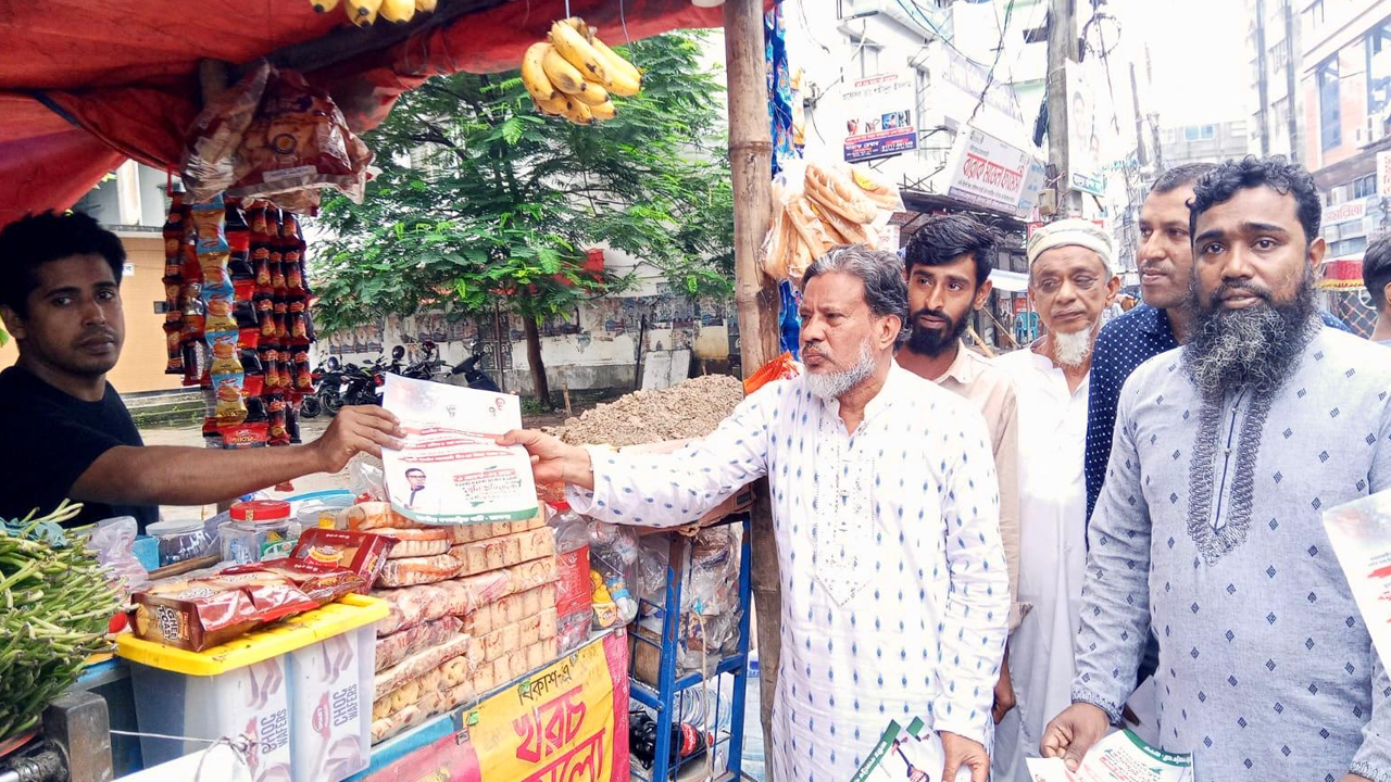 ফরিদপুরের বিভিন্ন এলাকায় গণসংযোগ ও লিফলেট বিতরণ করেন জাগপার প্রেসিডিয়াম সদস্য আসাদুর রহমান খান। ছবি : সংগৃহীত