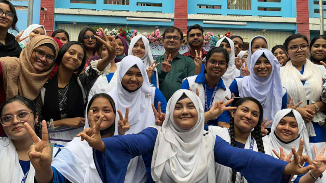 ফলাফল পেয়ে উচ্ছ্বসিত একে স্কুল অ্যান্ড কলেজের শিক্ষার্থীরা। ছবি : সংগৃহীত