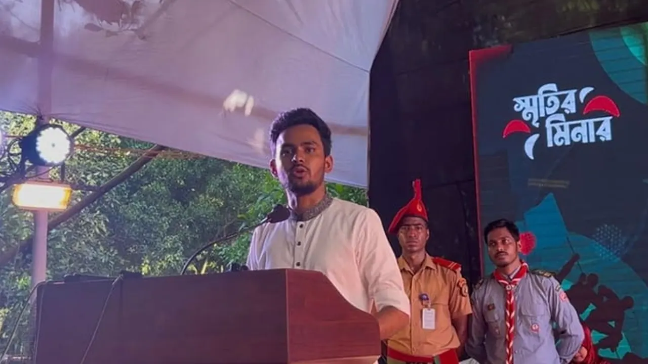 শুক্রবার বিকেলে কুমিল্লা বিশ্ববিদ্যালয়ের মুক্তমঞ্চে প্রধান অতিথির বক্তব্য দেন উপদেষ্টা আসিফ মাহমুদ সজীব ভূঁইয়া। ছবি : সংগৃহীত