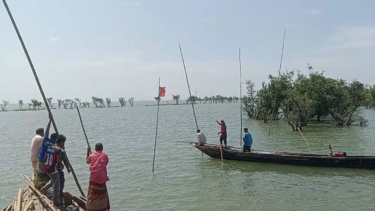 টাঙ্গুয়ার হাওরে পর্যটকবাহী হাউসবোট ঠেকাতে প্রবেশপথে লাল নিশানসহ বাঁশের বেড়া উপজেলা প্রশাসনের। ছবি : কালবেলা