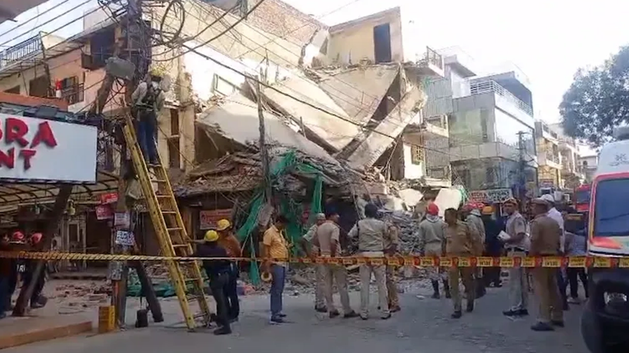 সাতসকালে দিল্লিতে ভবন ধস, চাপা পড়ে আছে অনেকে