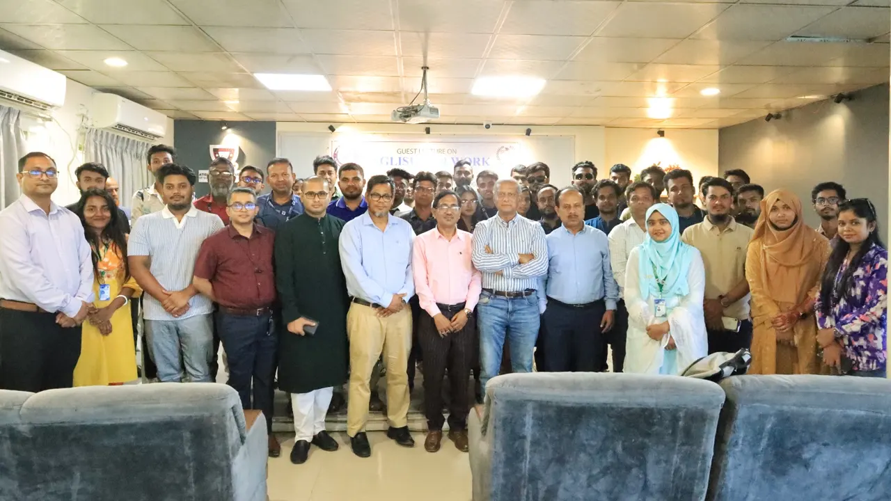 ইংলিশ ফর ওয়ার্ক শীর্ষক সেমিনারে অতিথি ও শিক্ষার্থীরা। ছবি : সংগৃহীত