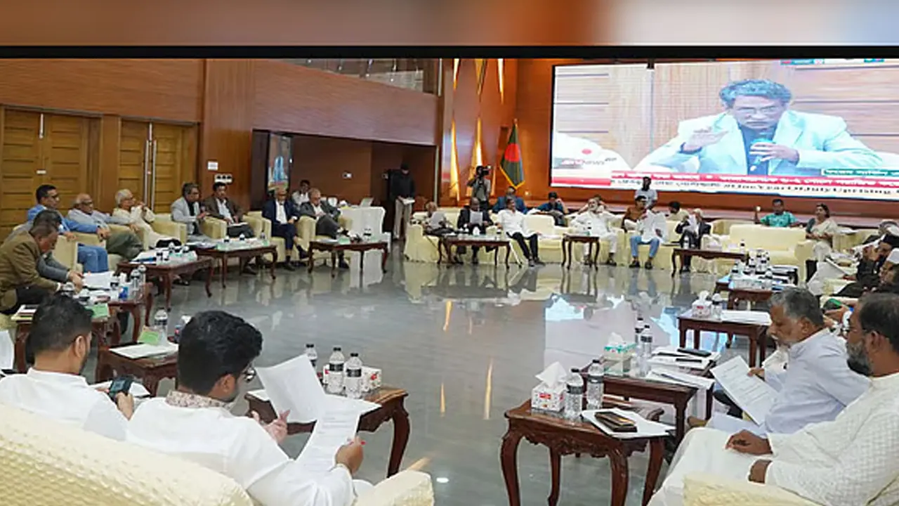 ফরেন সার্ভিস একাডেমিতে জাতীয় ঐকমত্য কমিশনের সঙ্গে রাজনৈতিক দলগুলোর আলোচনা। ছবি : সংগৃহীত