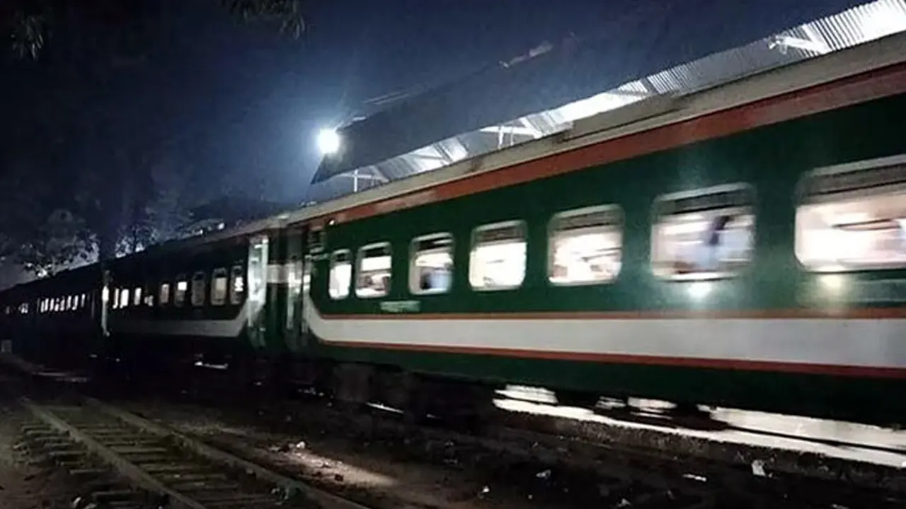 যাত্রী রেখে চলে যায় চট্টলা এক্সপ্রেস ট্রেনটি। ছবি : সংগৃহীত