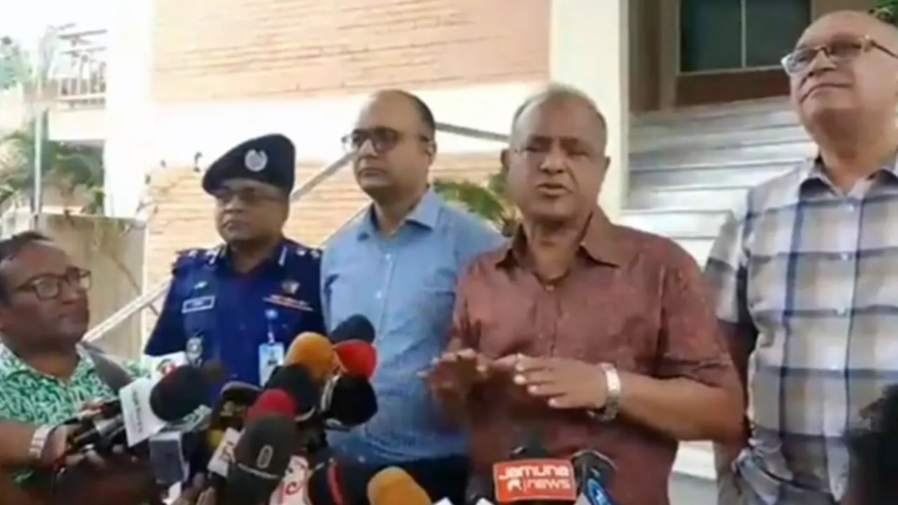 কক্সবাজারে মাদকদ্রব্য নিয়ন্ত্রণবিষয়ক আলোচনা সভা শেষে কথা বলেন স্বরাষ্ট্র উপদেষ্টা জাহাঙ্গীর আলম চৌধুরী। ছবি : কালবেলা
