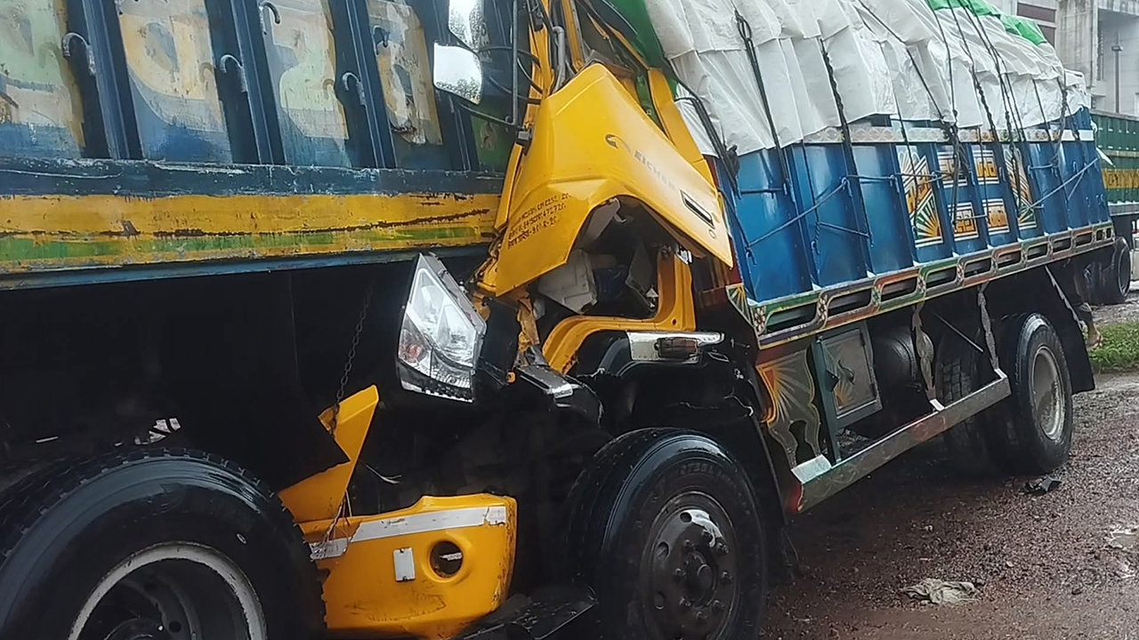 দুর্ঘটনাকবলিত ট্রাক। ছবি : কালবেলা