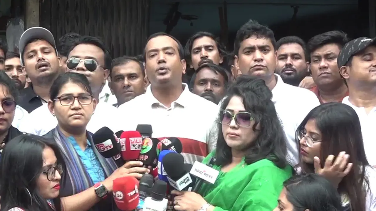 বিক্ষোভ মিছিল শেষে বক্তব্য রাখেন ছাত্রদলের সভাপতি রাকিবুল ইসলাম রাকিব। ছবি : সংগৃহীত