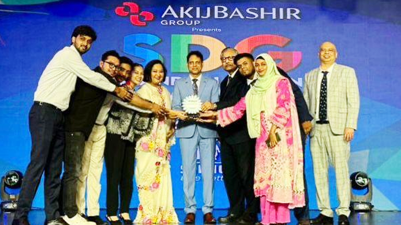 পুরস্কার গ্রহণ। ছবি : সৌজন্য