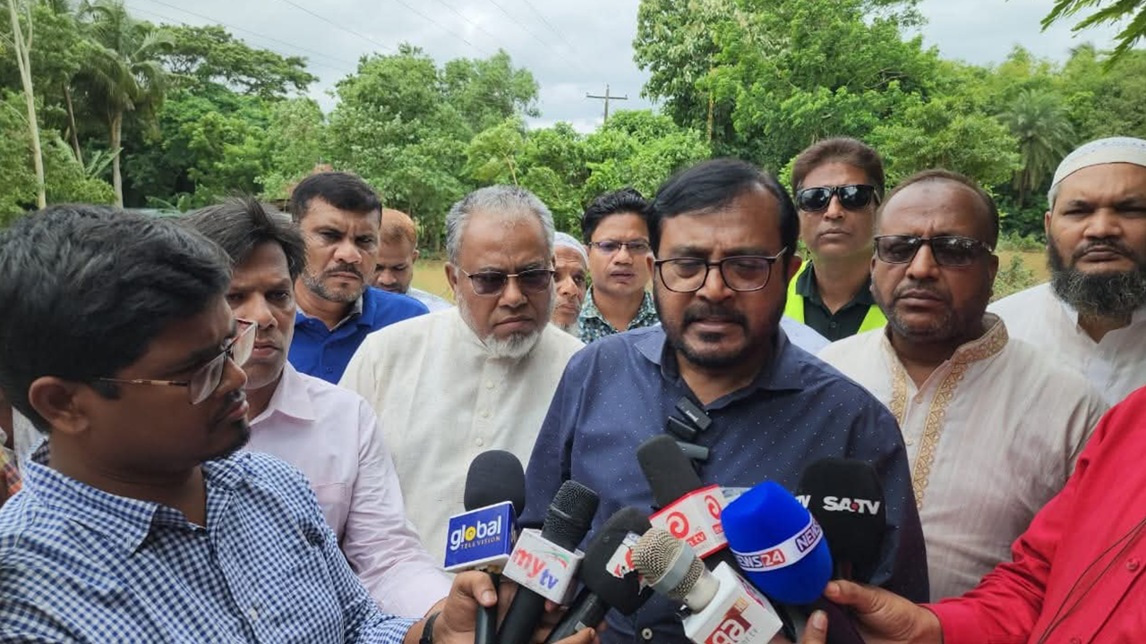 ফেনীতে বন্যাকবলিত এলাকা পরিদর্শনে এবি পার্টির চেয়ারম্যান মজিবুর রহমান মঞ্জু। ছবি : কালবেলা