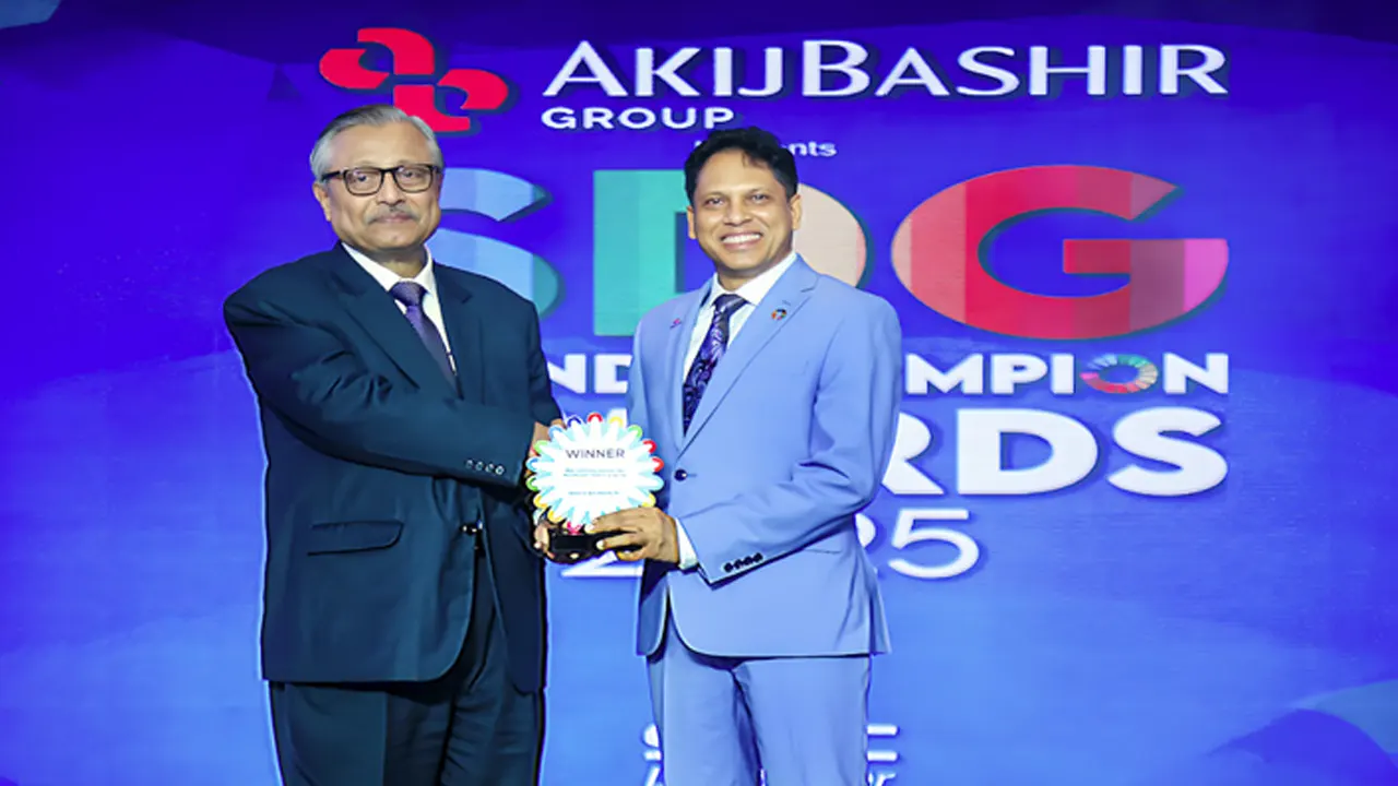 ‘এসডিজি ব্র্যান্ড চ্যাম্পিয়ন অ্যাওয়ার্ড-২০২৫’ গ্রহণ করছেন ওয়ালটন হাই-টেক ইন্ডাস্ট্রিজ পিএলসি’র ব্যবস্থাপনা পরিচালক এস এম মাহবুবুল আলম। ছবি : সংগৃহীত