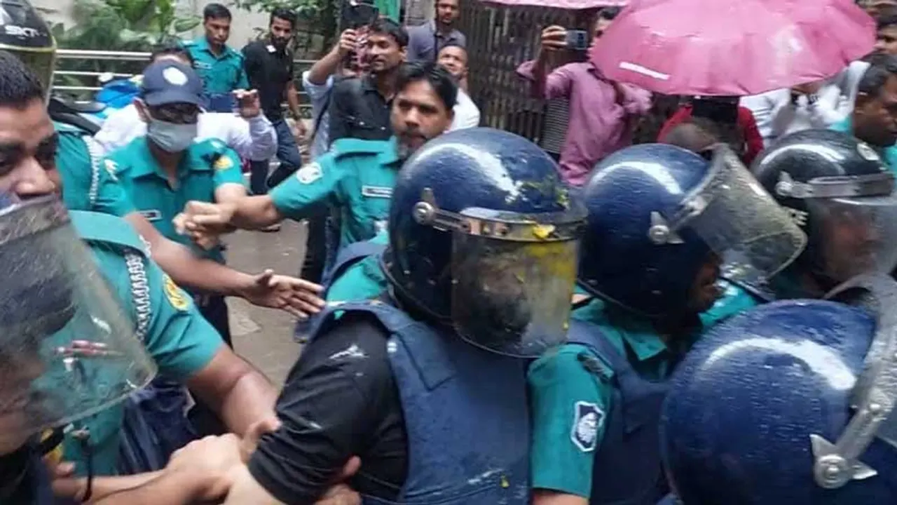 আদালত প্রাঙ্গণে খায়রুল বাশার। ছবি : সংগৃহীত