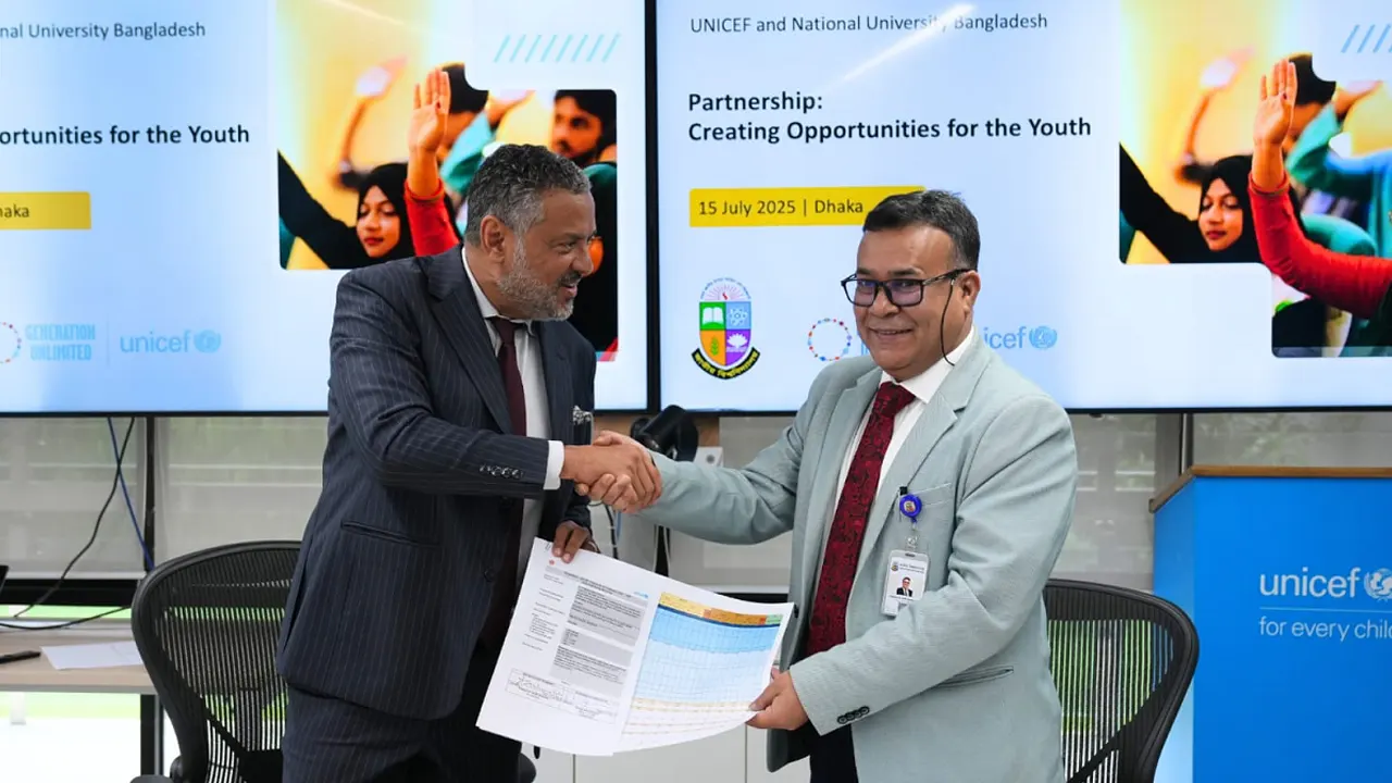 জাতীয় বিশ্ববিদ্যালয়ের উপাচার্য প্রফেসর ড. এএসএম আমানুল্লাহ এবং ইউনিসেফ বাংলাদেশের কান্ট্রি প্রতিনিধি ফারুক এ্যাডরিয়ান ডুমুন নিজ নিজ প্রতিষ্ঠানের পক্ষে চুক্তিতে স্বাক্ষর করেন। ছবি : কালবেলা