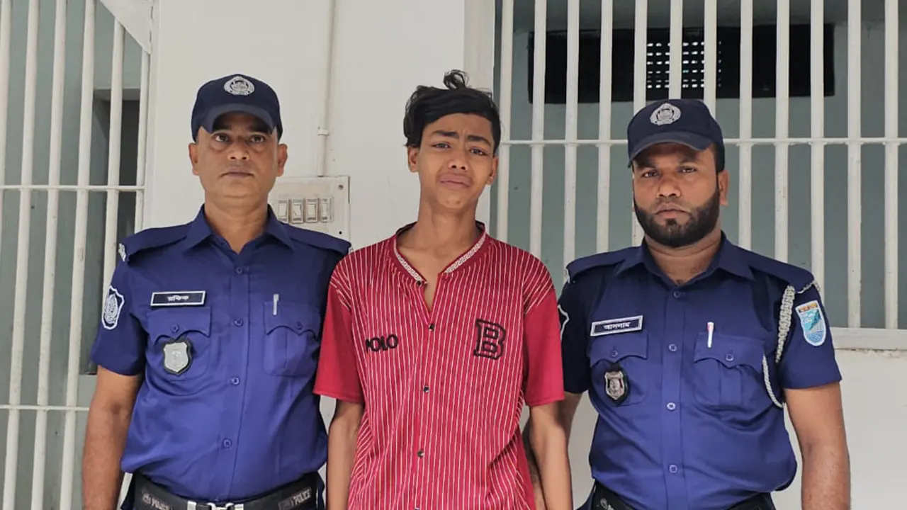 গ্রেপ্তার কিশোর সাব্বির হোসেন। ছবি : কালবেলা