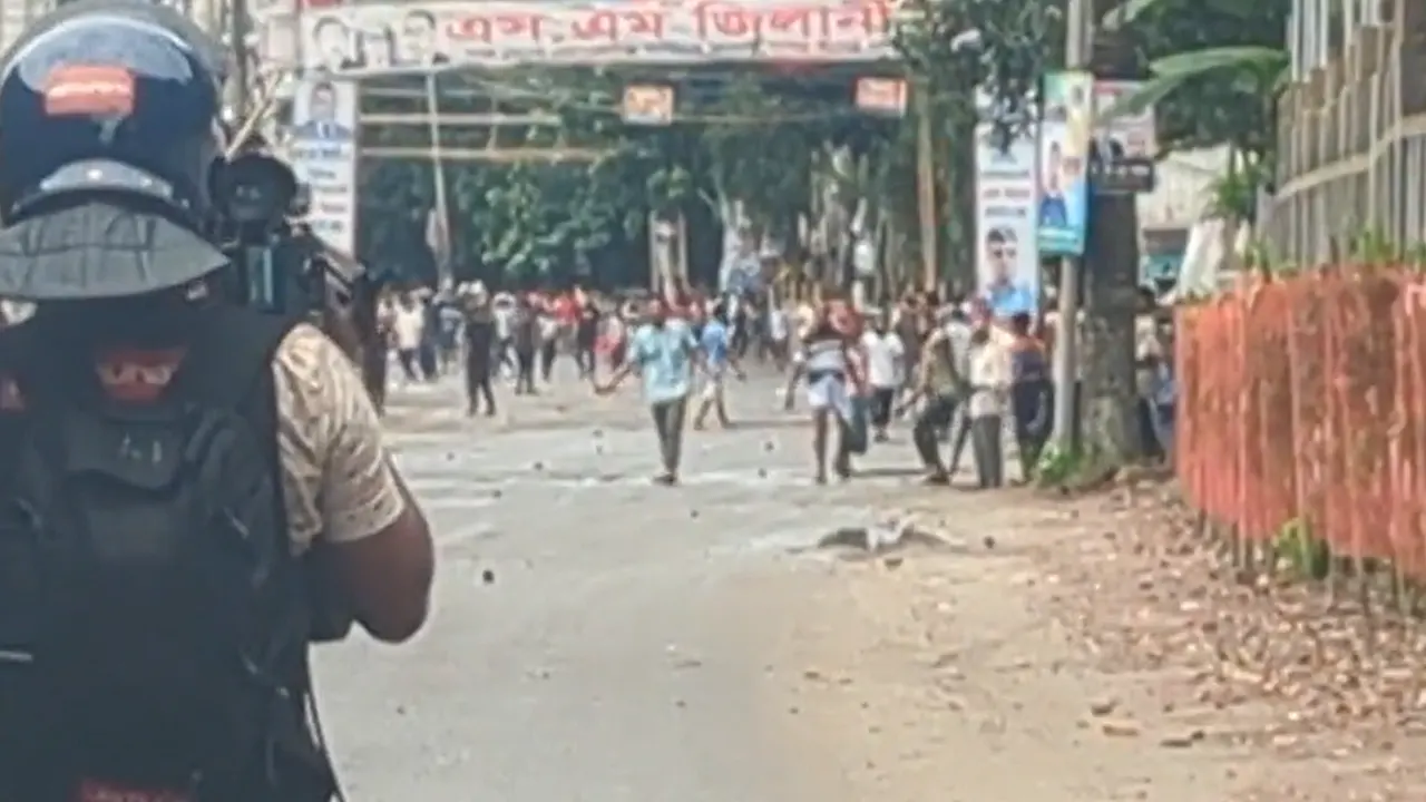 গোপালগঞ্জে সমাবেশ শেষে এনসিপির পদযাত্রায় হামলা চালানো হয়। ছবি : সংগৃহীত