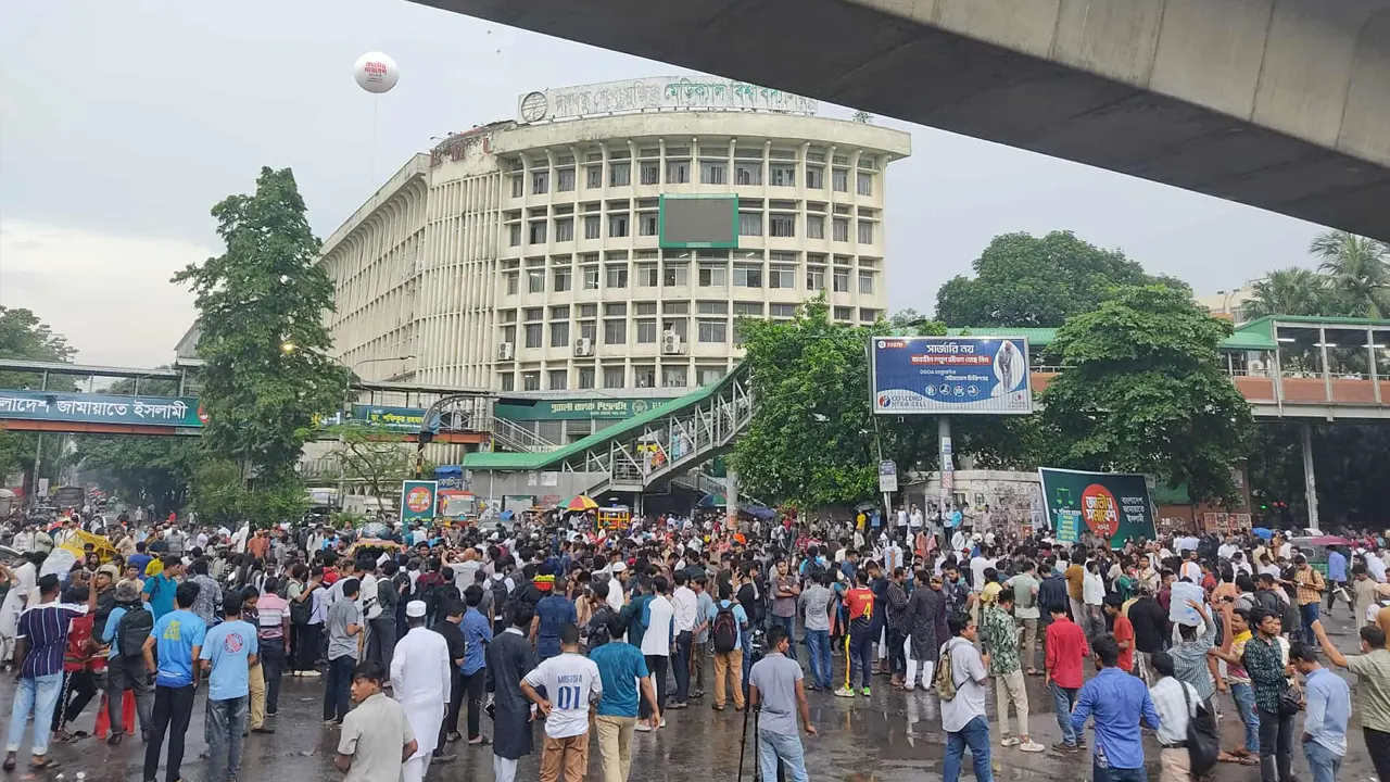 শাহবাগ মোড় অবরোধরত ছাত্র-জনতা। ছবি : কালবেলা 