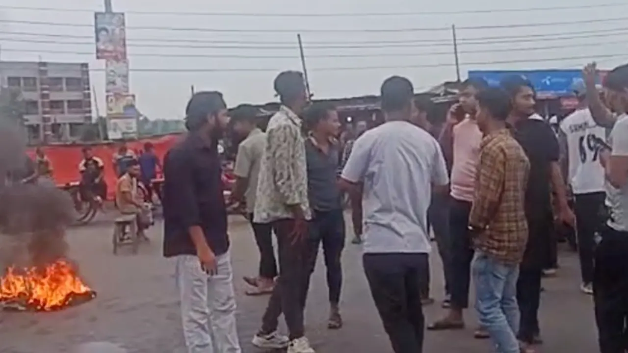 ফরিদপুরের ভাঙ্গায় মহাসড়কে টায়ার জ্বালিয়ে সড়ক অবরোধ ও বিক্ষোভ করছেন এনসিপির নেতারা। ছবি : কালবেলা