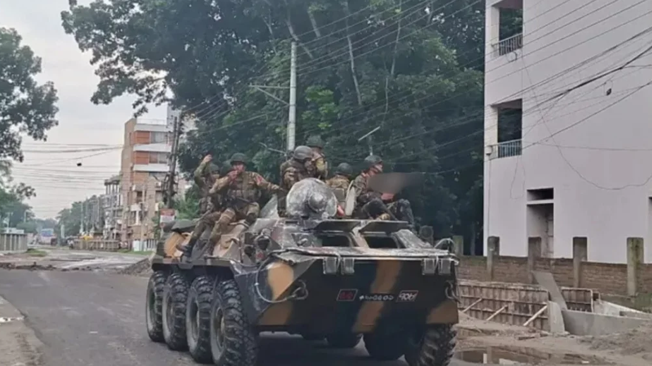 বুধবার পরিস্থিতি নিয়ন্ত্রণে মাঠে সেনাবাহিনী। ছবি : সংগৃহীত