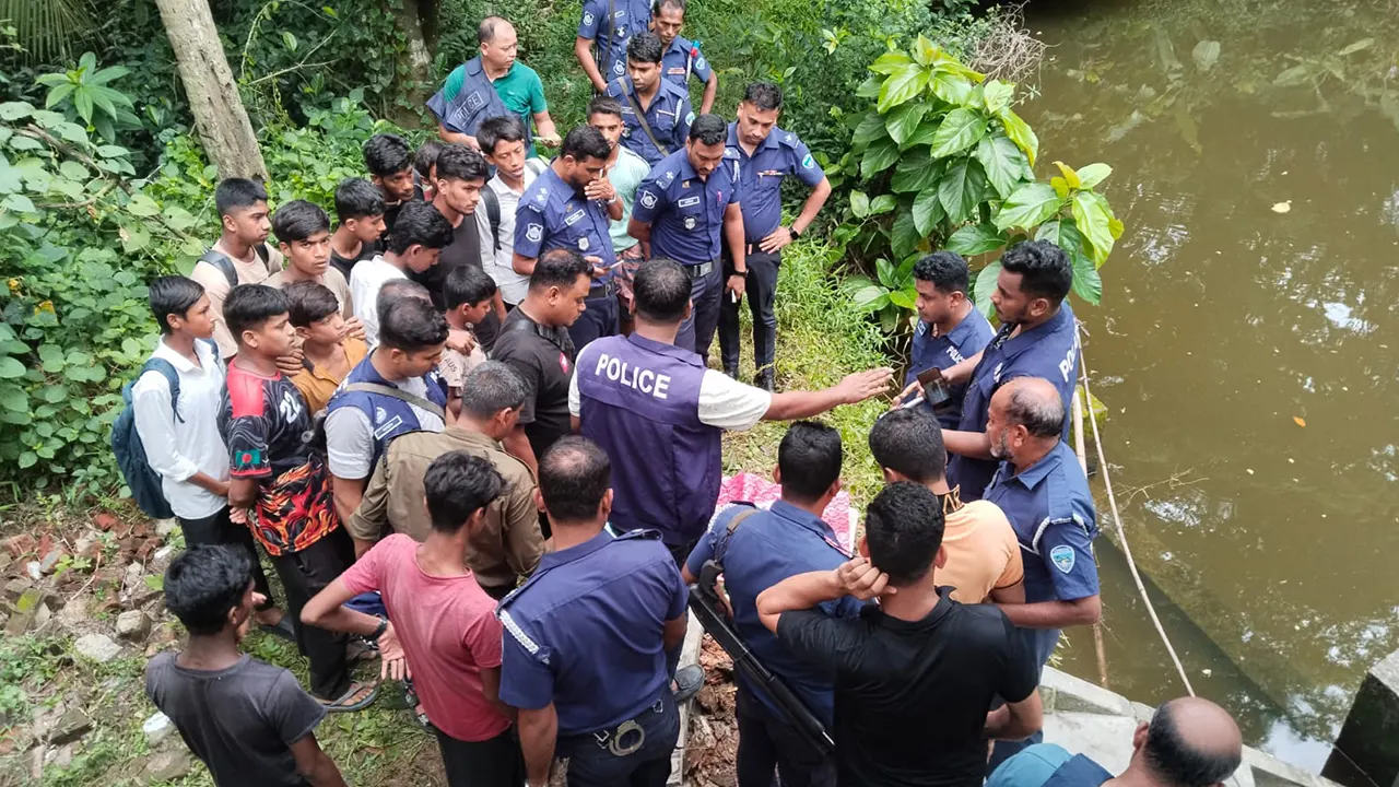 চট্টগ্রামের আনোয়ারায় পুলিশের বিশেষ অভিযানে বিদেশি অস্ত্র, নগদ টাকা ও অস্ত্র তৈরির সরঞ্জাম উদ্ধার করা হয়েছে। ছবি : কালবেলা