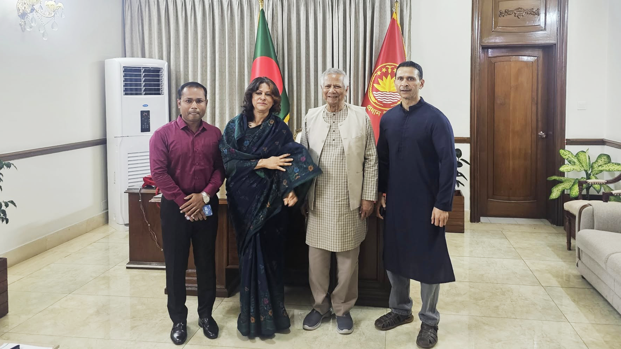 প্রধান উপদেষ্টা ড. মুহাম্মদ ইউনূসের সঙ্গে শারমিন আহমেদ ও সোহেল তাজ। ছবি : সংগৃহীত