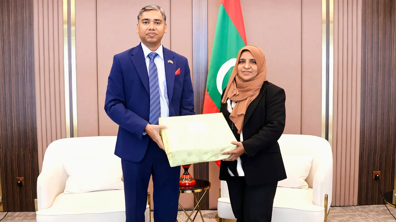 প্রধান উপদেষ্টা উপহার হস্তান্তর করেন ভারপ্রাপ্ত হাইকমিশনার মো. সোহেল পারভেজ। ছবি : কালবেলা