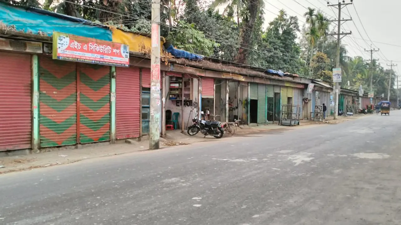 ভোলার লালমোহনে প্রবহমান খাল দখল করে পৌর মাল্টিপারপাস মার্কেট নির্মাণের চিত্র। ছবি : কালবেলা