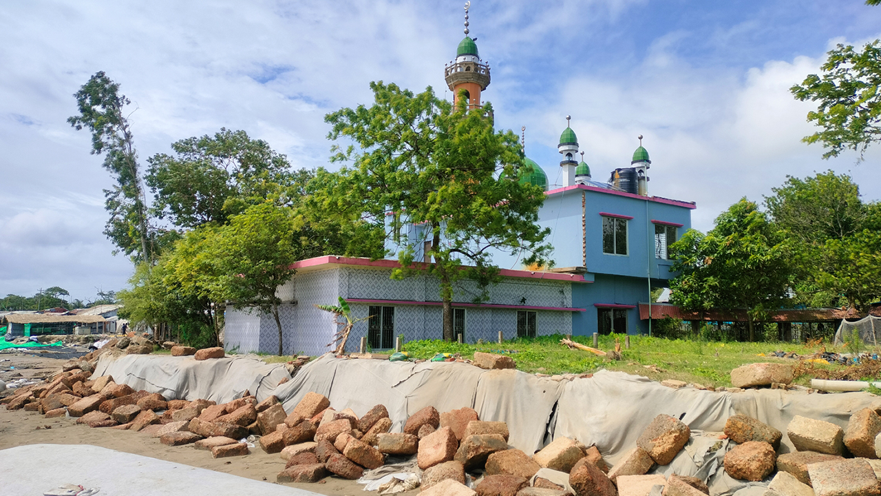 ভাঙনের মুখে মসজিদ। ছবি : কালবেলা