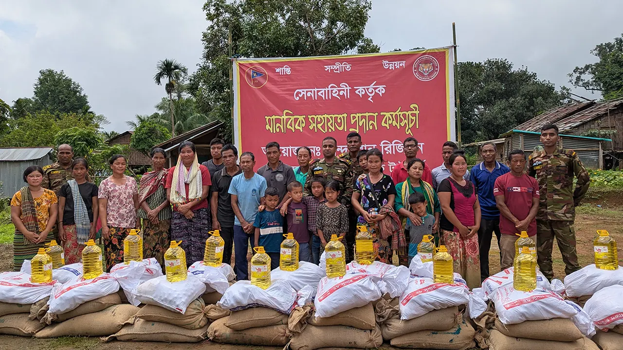 বম পরিবারের মাঝে সেনাবাহিনীর মানবিক সহায়তা। ছবি : কালবেলা