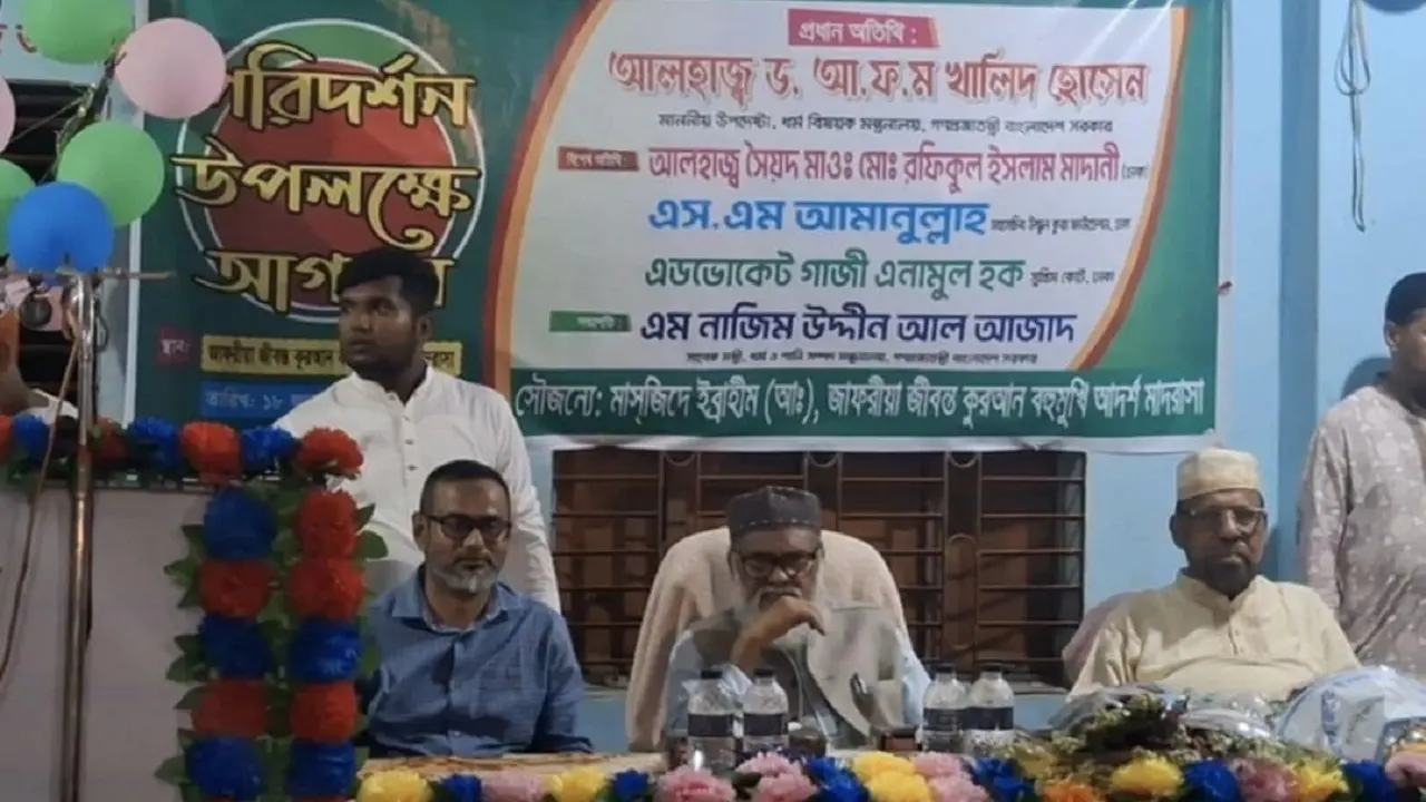 যশোরের বাঘারপাড়া উপজেলায় জাফরীয়া জীবন্ত কোরআন বহুমুখী আদর্শ মাদ্রাসা পরিদর্শনে যান ধর্ম উপদেষ্টা। ছবি : সংগৃহীত