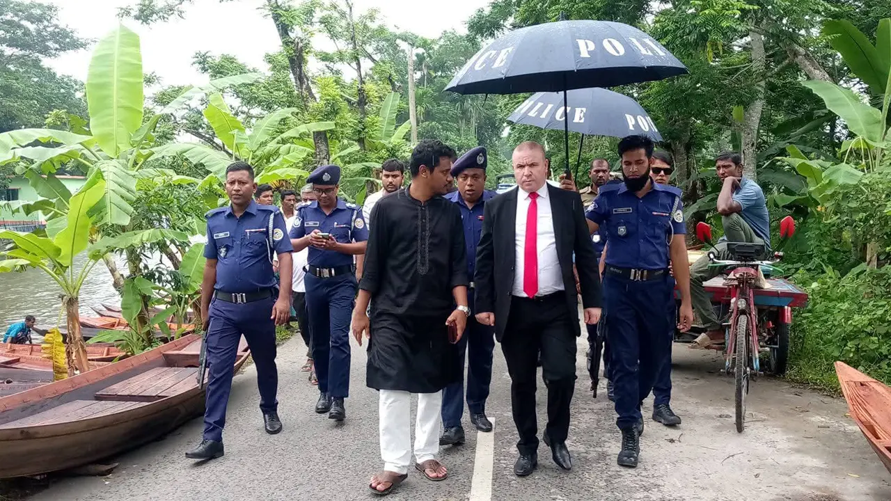 পিরোজপুরে শত বছরের ভাসমান নৌকার হাট পরিদর্শনে আলজেরিয়ার রাষ্ট্রদূত ড. আব্দুল ওয়াহাব আস সায়দানি। ছবি : কালবেলা