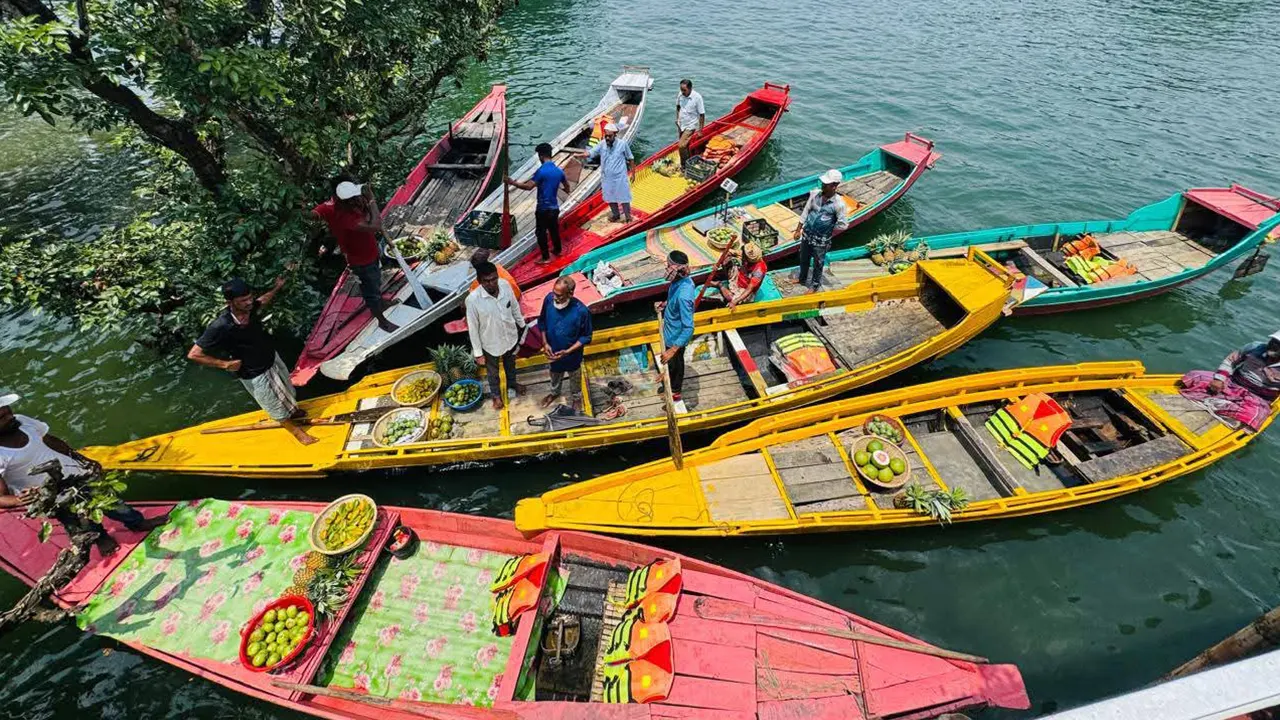 টাঙ্গুয়ার হাওরে ভাসমান বাজার। ছবি : কালবেলা