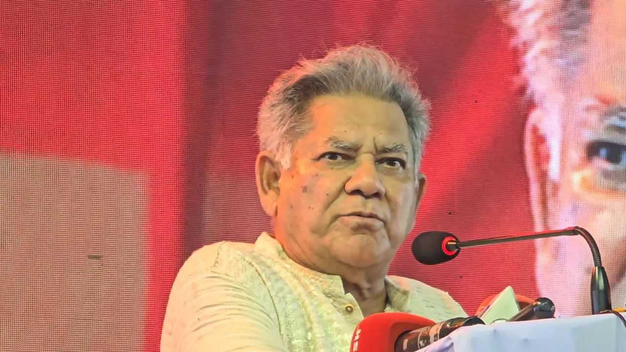 সাভারে শ্রমিক সমাবেশে বক্তব্য দেন শ্রম উপদেষ্টা এম সাখাওয়াত হোসেন। ছবি : কালবেলা