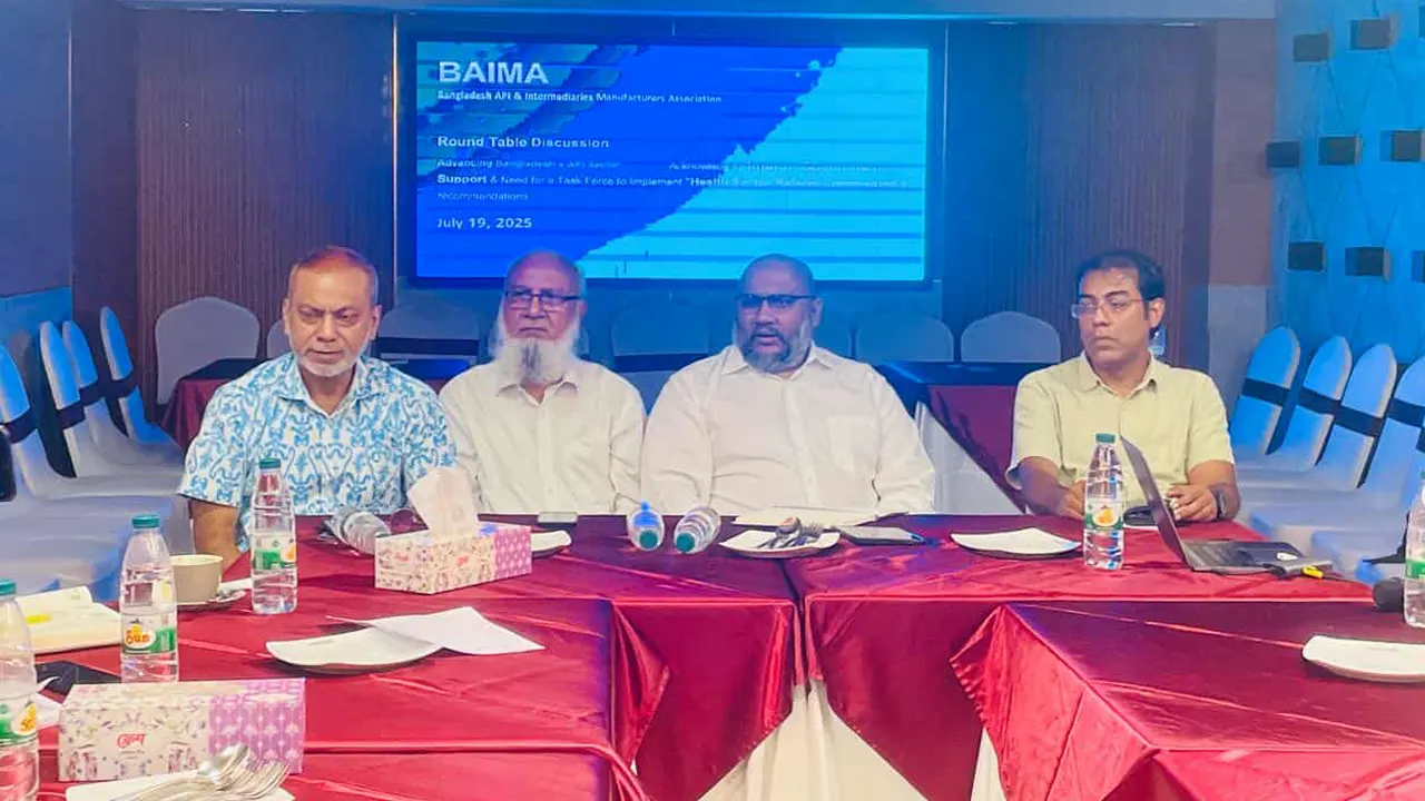 কারওয়ান বাজারের একটি হোটেলে এক গোলটেবিল আলোচনা। ছবি : কালবেলা