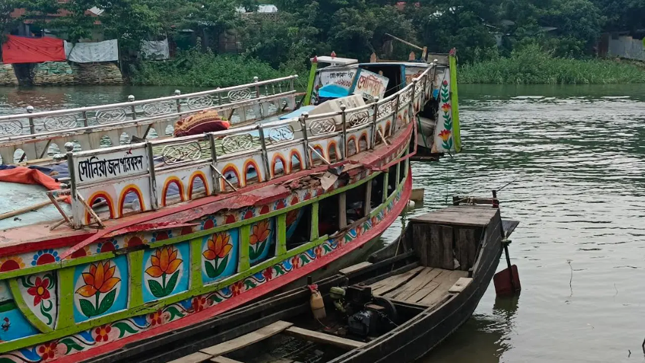 দুর্ঘটনাকবলিত একটি বোট। ছবি : কালবেলা