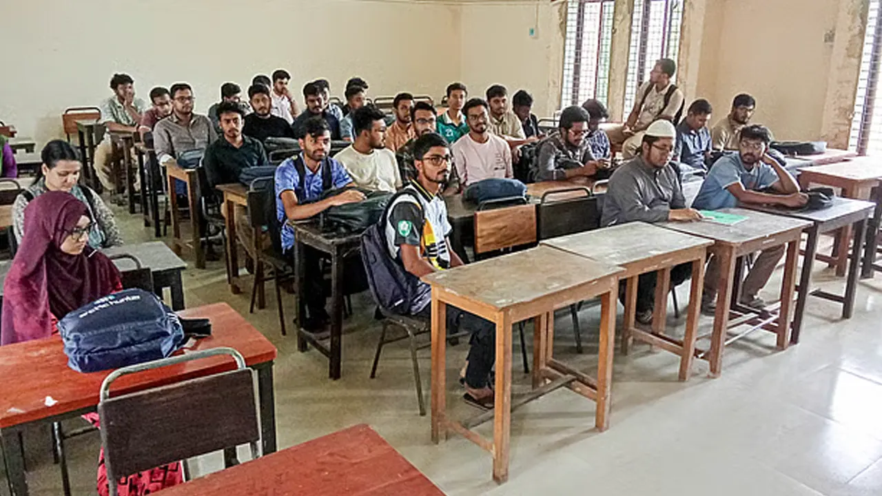 ক্লাসে ফিরে শিক্ষকের অপেক্ষায় শিক্ষার্থীরা। ছবি : সংগৃহীত