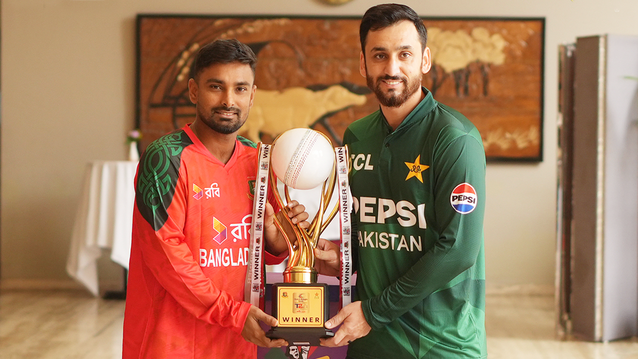 বাংলাদেশ-পাকিস্তান টি-টোয়েন্টি সিরিজের ট্রফি উন্মোচন। ছবি : সংগৃহীত