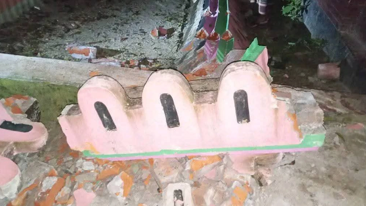 মুসল্লির ওপর ভেঙে পড়া রেলিং। ছবি : সংগৃহীত