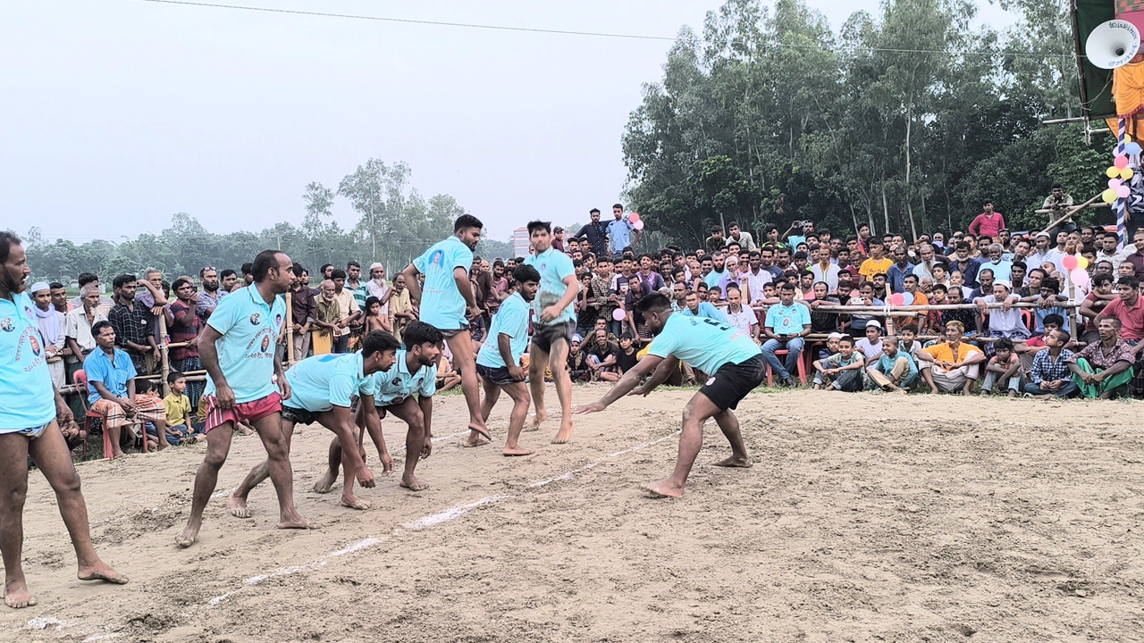 হাডুডু খেলায় মেতেছেন খেলোয়াড়রা। ছবি : কালবেলা