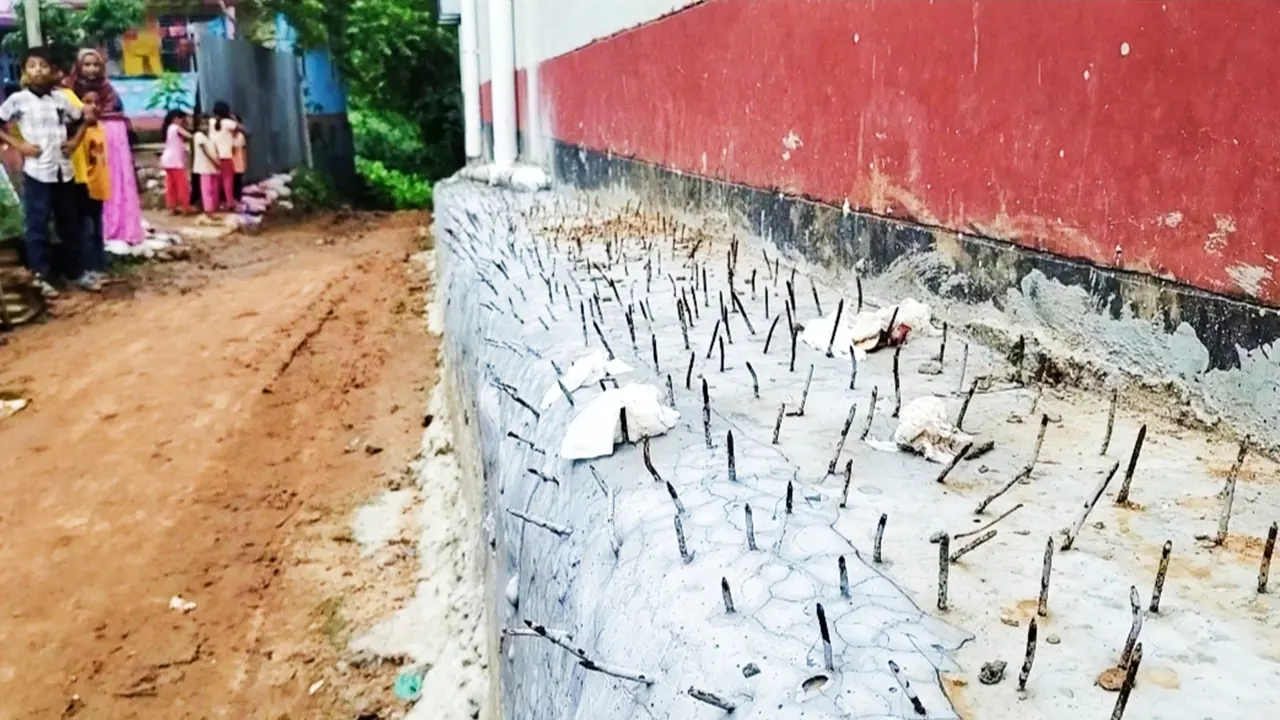 ব্রাহ্মণবাড়িয়ার কসবায় রাস্তায় দেয়াল তুলে তারকাঁটা বসালেন স্থানীয় এক বাসিন্দা। ছবি : কালবেলা