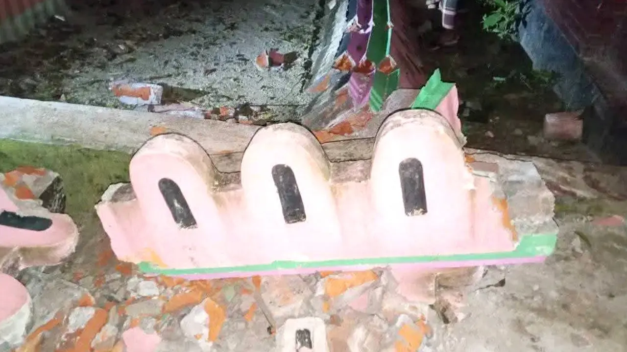 কুড়িগ্রামের উলিপুরে মসজিদের রেলিং ভেঙে যাওয়ার চিত্র। ছবি : কালবেলা