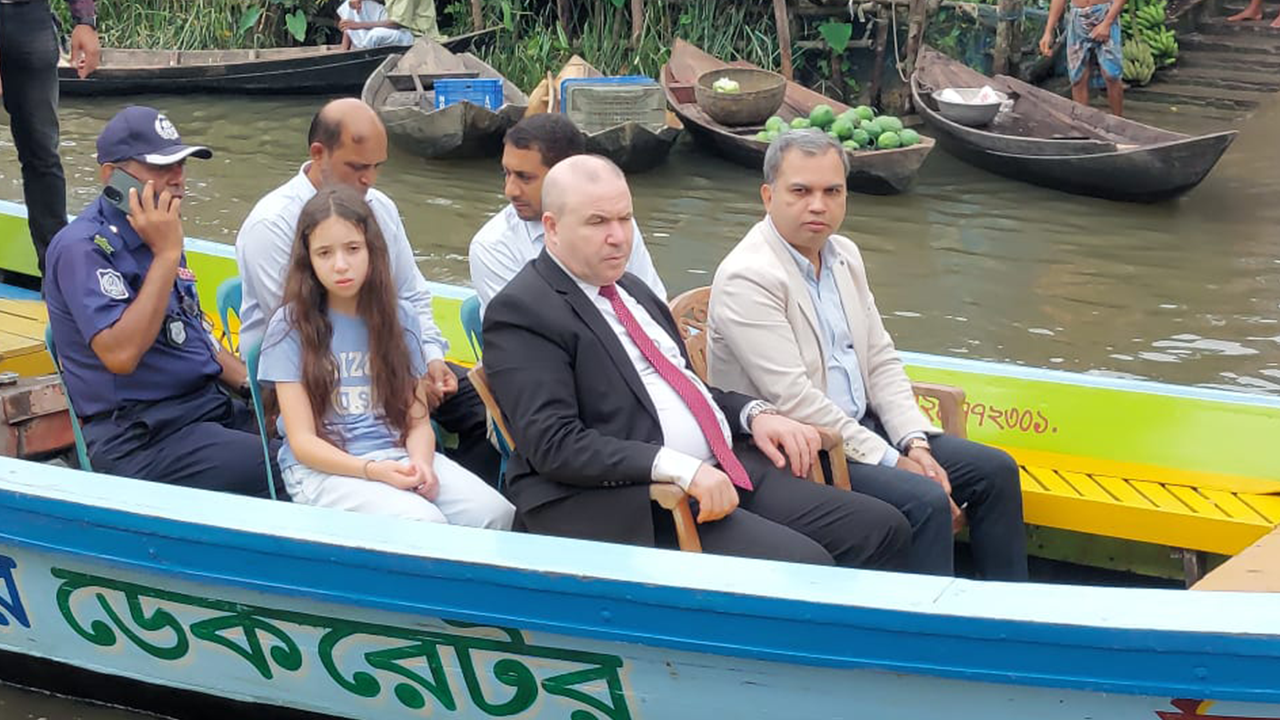 ঝালকাঠির ভাসমান হাট পরিদর্শন করেন আলজেরিয়ার রাষ্ট্রদূত। ছবি : কালবেলা