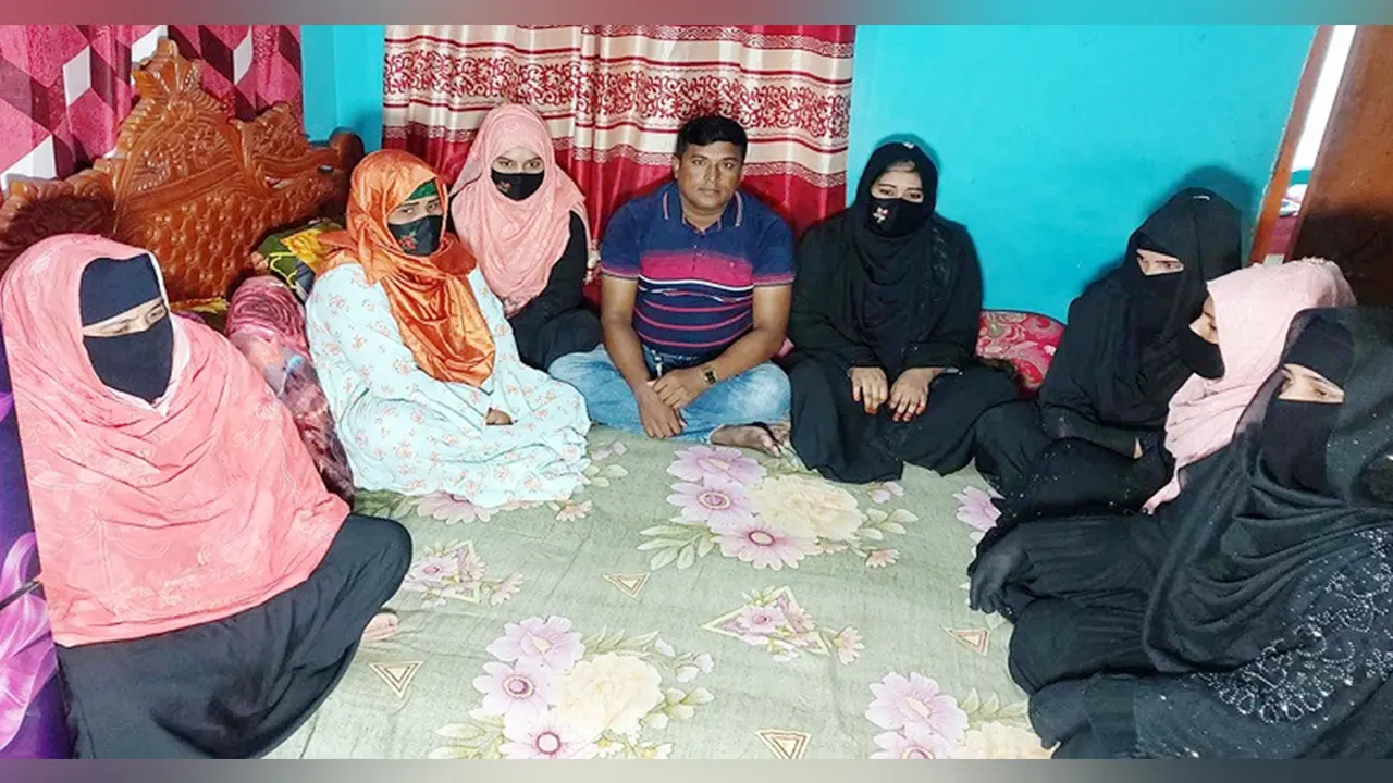সাত স্ত্রীর সঙ্গে রবিজুল ইসলাম। ছবি : সংগৃহীত